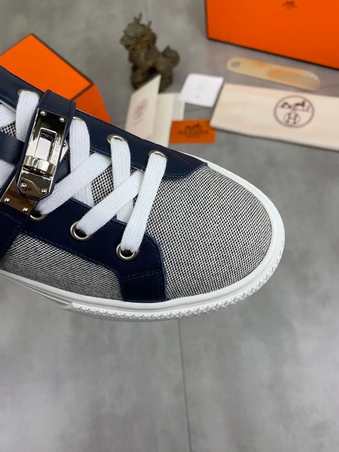 Men's men's shoes 💰P640 New Hermes top version Hermès classic couple style #𝐊𝐞𝐥𝐥𝐲 buckle casual white shoes skateboard shoes that will not conflict with shoes at all. Full of unknowns, Hermès rarely produces flat casual shoes and they are paired with classic palladium-plated Kelly shoe buckles! You'll fall in love with it at first sight. It's super versatile and can be worn with any skirt or pants. 🉑️Close your eyes and wear it. It's super noble. Fabric: Specific cowhide/canvas material. Lining: Sheepskin lining. Outsole: Original molded TPU outsole. Size: 35-45.